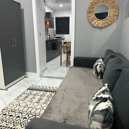 2 Bedroom Flat With Hot Tub Cardiff Luaran gambar