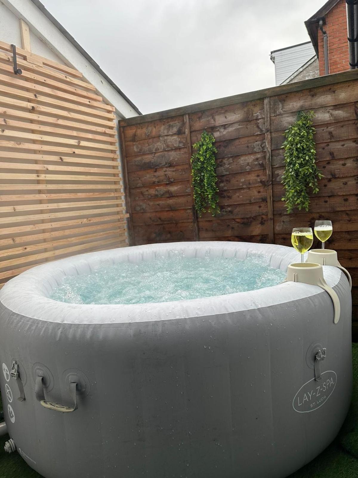 2 Bedroom Flat With Hot Tub Cardiff Luaran gambar