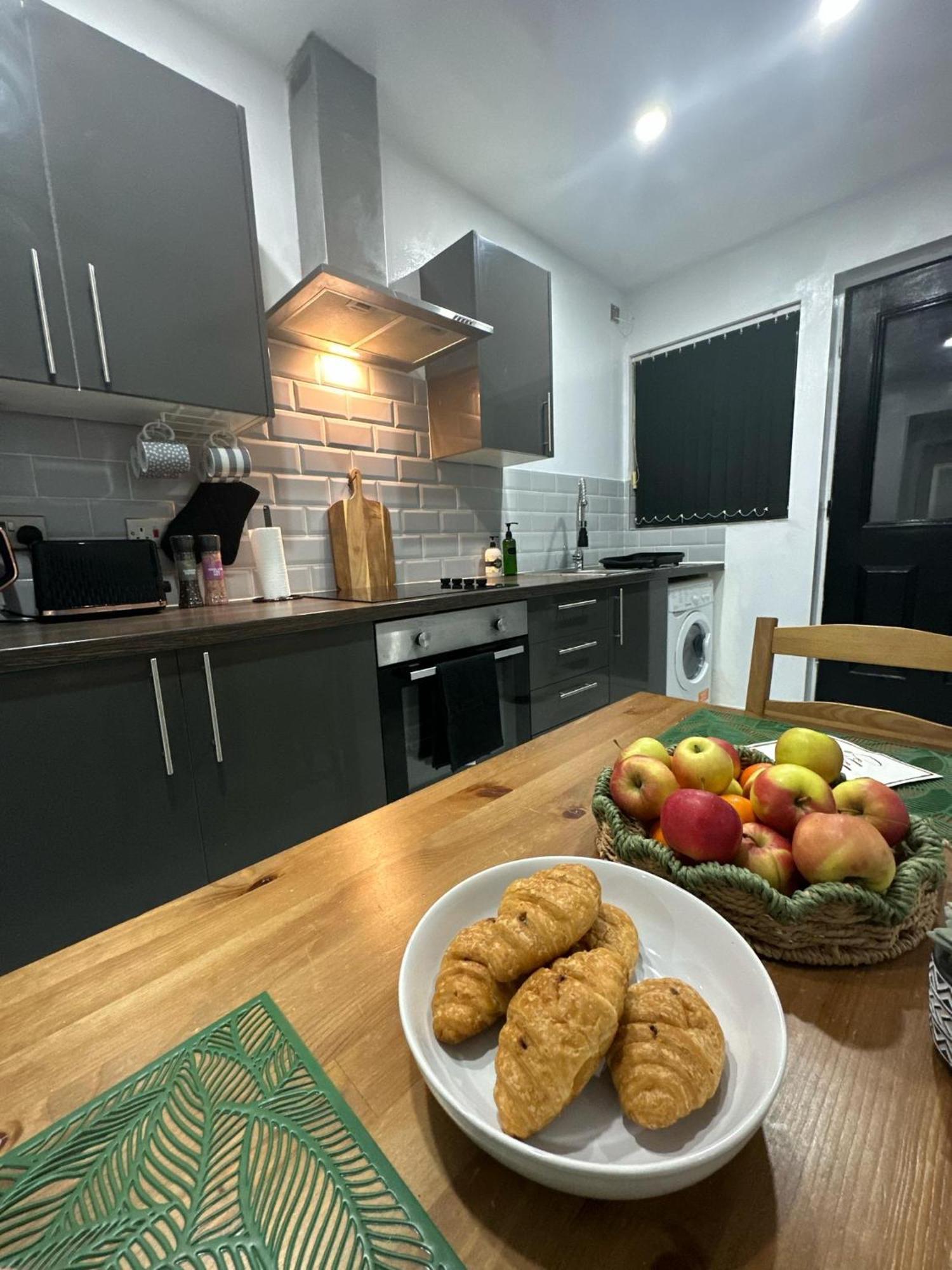 2 Bedroom Flat With Hot Tub Cardiff Luaran gambar