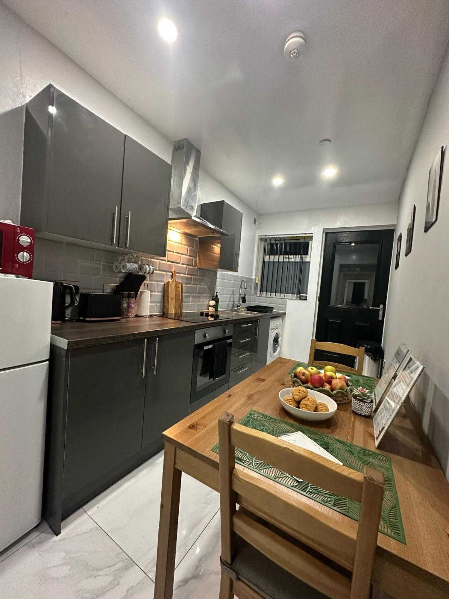 2 Bedroom Flat With Hot Tub Cardiff Luaran gambar